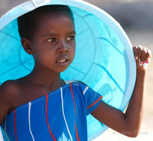 Petite fille masaï et sa bassine