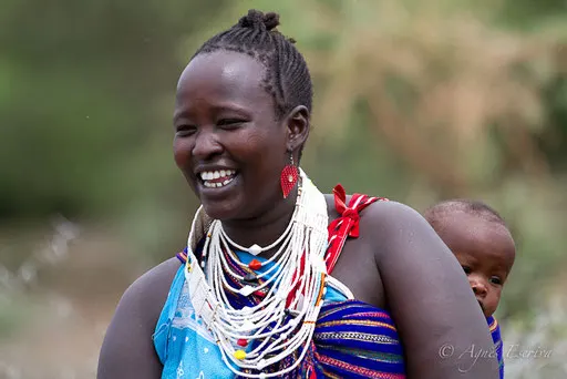 Femme masaï et son bébé