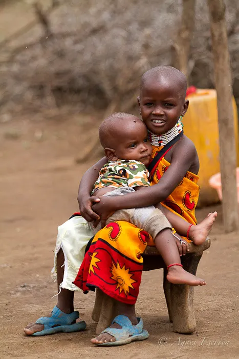 Petite fille masaï et son frère