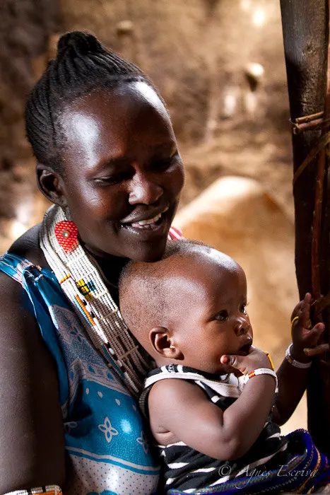 Femme masaï et son bébé